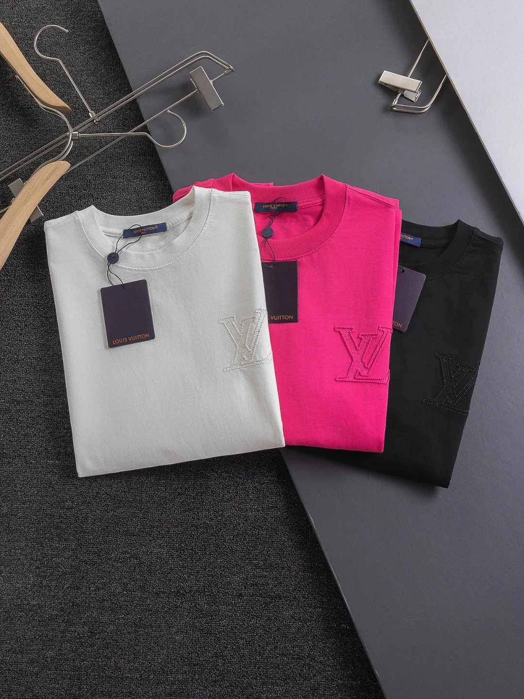 🅿️190 Louis Vuitton 1V LV slightly wide version S-XL 26SS LV new product counter catwalk style three-dimensional plain letter embroidery on the chest🪡logo large logo embroidery on the back🪡logo short-sleeved T-shirt, the same style for men and women! Short-sleeves are not the same as the general public, but must be unique and eye-catching. This LV short-sleeves is all about quality, comfort, consistent style, fashion, including fabrics and cutting techniques, all of which have been made with great effort! 320 grams of washed pure cotton fabric, pure cotton is breathable, very refreshing and comfortable for daily wear. The rib knitting on the neckline is smooth and tight, and the neckline will not be skewed if you toss it at will. The loose version, you will find that it looks really good on the upper body. The overall is minimalist and neat, super versatile for daily use! Pair it casually with a pair of pants for a youthful look. A T-shirt will make your outfit crazy. It is a fashionable item that can never go wrong! Color: Black White Rose Size: S-XL Size chart: S: Shoulder width 50-Bust 56-Length 70 M: Shoulder width 52-Bust 57-Length 72 L: Shoulder width 54-Bust 59-Length 74 XL: Shoulder width 56-Bust 62-Length 76
